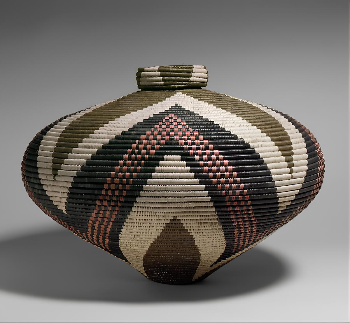 Panier à couvercle Beauty Ngxongo vers 1990 Fibre de palmier Ilala pigments 35,6 × 53,3 × 53,3 cm The Met museum