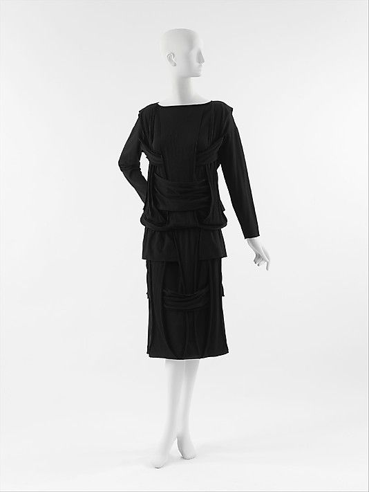 Robe de Rei Kawakubo pour Comme des Garçons automne hiver 1983 84 Laine The Met museum New York